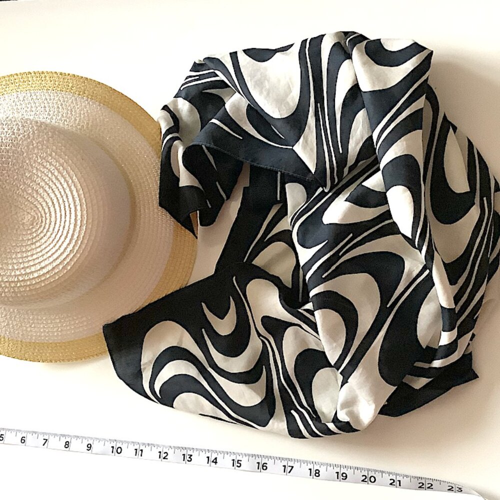 Black & White Swirl pattern Scarf: 31” X 31” vintage, unbranded, cotton-blend - Picture 5 of 6